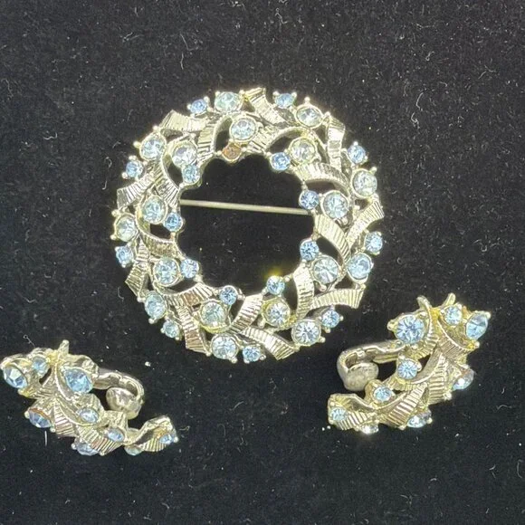 Vintage Signed Coro Blue Rhinestone Wreath Brooch Earring Set Silver Tone 1950s - Picture 2 of 16